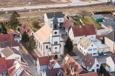 Kirchengebäude von St. Martin im Dorfkern im Ortsteil Mörlheim in Landau in der Pfalz im Bundesland Rheinland-Pfalz, Deutschland