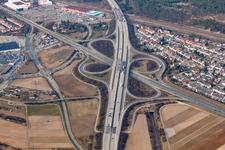 Streckenführung und Fahrspuren im Verlauf der Autobahn- Abfahrt und Zufahrt der BAB A6 zur B36 in Schwetzingen im Bundesland Baden-Württemberg, Deutschland