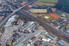 Industriegebiet mit KYOCERA Fineceramics Europe GmbH und Aliaxis Deutschland GmbH gegenüber der Sportplätze des TV 1892 Friedrichsfeld, Reit-und Fahrverein Mannheim- Friedrichsfeld e.V. und FC Germania im Bundesland Baden-Württemberg