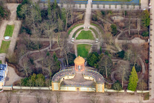 Luftbild von Apollotempel und Orangerie im Schwetzinger Schlossgarten in Schwetzingen im Bundesland Baden-Württemberg, Deutschland