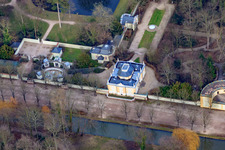 Luftaufnahme von Apollotempel und Orangerie im Schwetzinger Schlossgarten in Schwetzingen im Bundesland Baden-Württemberg, Deutschland