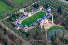 Moschee im Schwetzinger Schlossgarten in Schwetzingen im Bundesland Baden-Württemberg, Deutschland von der Drohne aus gesehen