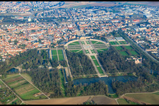Luftbild von Schwetzinger Schloss und Garten im Winter von Westen in Schwetzingen im Bundesland Baden-Württemberg, Deutschland