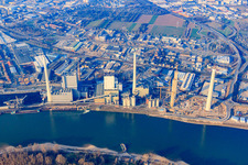 Schrägluftbild von Baustelle zum Neubau der Kraftwerksanlagen und Abgas- Türme des Heizkraftwerkes GKM Block 6 im Ortsteil Neckarau in Mannheim im Bundesland Baden-Württemberg, Deutschland