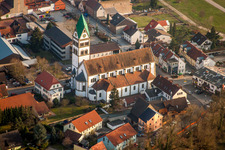 Katholisches Kirchengebäude im Dorfkern in Ketsch im Bundesland Baden-Württemberg, Deutschland
