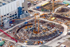 Luftbild von Baustelle zum Neubau der Kraftwerksanlagen und Abgas- Türme des Heizkraftwerkes EnBW Energie Baden-Württemberg AG, Rheinhafen-Dampfkraftwerk Karlsruhe in Karlsruhe im Ortsteil Daxlanden, Deutschland