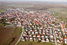 Ortsansicht der Straßen und Häuser der Wohngebiete im Ortsteil Neuburgweier in Au am Rhein im Bundesland Baden-Württemberg, Deutschland