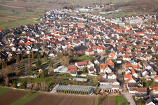 Luftbild von Ortsansicht der Straßen und Häuser der Wohngebiete im Ortsteil Neuburgweier in Au am Rhein im Bundesland Baden-Württemberg, Deutschland