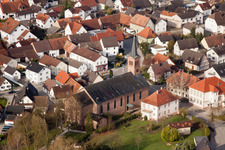 Luftaufnahme von Ortsansicht der Straßen und Häuser der Wohngebiete im Ortsteil Neuburgweier in Au am Rhein im Bundesland Baden-Württemberg, Deutschland