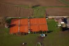 Tennisplatz im Ortsteil Illingen in Elchesheim-Illingen im Bundesland Baden-Württemberg, Deutschland