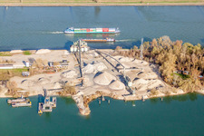 Gelände und Abraum- Flächen des Kies- Tagebau der Kiesgrube zwischen Rhein und Goldkanal in Steinmauern im Bundesland Baden-Württemberg, Deutschland