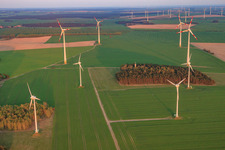 Luftbild von Windpark in Jüterbog im Bundesland Brandenburg, Deutschland