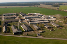 Ruine und Reste der Grundmauern verlassener Landwirtschafts-Funktionsgebäude im Ortsteil Ahlsdorf in Schönewalde im Bundesland Brandenburg, Deutschland