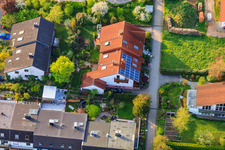 Palmbacher Straße im Ortsteil Stupferich in Karlsruhe im Bundesland Baden-Württemberg, Deutschland von der Drohne aus gesehen