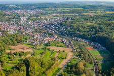 B10 und Bahnlinie im Ortsteil Söllingen in Pfinztal im Bundesland Baden-Württemberg, Deutschland