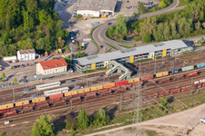 Gleisverlauf und Bahnhofsgebäude der Deutschen Bahn mit Mitfahrerparkhaus in Wörth am Rhein im Bundesland Rheinland-Pfalz, Deutschland