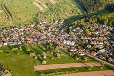 Luftbild von Dorf - Ansicht am Rande von landwirtschaftlichen Feldern und Nutzflächen in Schluttenbach in Ettlingen im Bundesland Baden-Württemberg, Deutschland