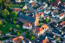 Ortsansicht der Straßen und Häuser der Wohngebiete im Ortsteil Neuburgweier in Au am Rhein im Bundesland Baden-Württemberg, Deutschland von oben