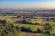 Ortschaft von Süden in Minfeld im Bundesland Rheinland-Pfalz, Deutschland