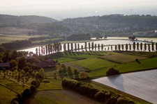Baumreihe an einer Landstraße an einem Feldrand im Ortsteil Thomashof, Hohenwettersbach in Karlsruhe im Bundesland Baden-Württemberg, Deutschland