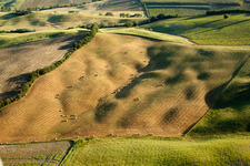Stroh- Ernte- Landschaft mit Rundballen auf einem Feld bei Montsoli in Montalcino im Bundesland Siena, Italien