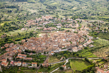 Dorf - Ansicht am Rande von landwirtschaftlichen Feldern und Nutzflächen in Monte San Savino in Toskana im Bundesland Arezzo, Italien