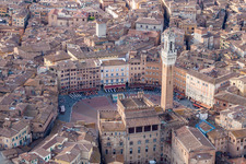 Platz- Ensemble des Piazza del Campo im Innenstadt- Zentrum in Siena in Toskana, Italien