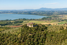 Burganlage der Veste Castello di Montegualandro am Traseminer See in Montecchio in Umbria in Tuoro sul Trasimeno im Bundesland Perugia, Italien