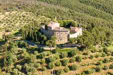 Luftaufnahme von Burganlage der Veste Castello di Montegualandro am Traseminer See in Montecchio in Umbria in Tuoro sul Trasimeno im Bundesland Perugia, Italien