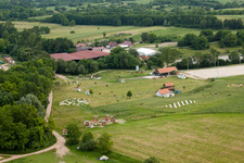 Haras de la Née in Neewiller-près-Lauterbourg im Bundesland Bas-Rhin, Frankreich aus der Drohnenperspektive