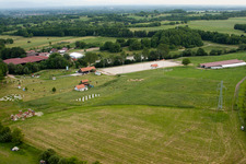 Haras de la Née in Neewiller-près-Lauterbourg im Bundesland Bas-Rhin, Frankreich von einer Drohne aus