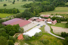 Haras de la Née in Neewiller-près-Lauterbourg im Bundesland Bas-Rhin, Frankreich aus der Luft