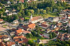Kirchengebäude des Conseil de Fabrique de L'Eglise Catholique in der Dorfmitte in Kilstett in Grand Est im Bundesland Bas-Rhin, Frankreich
