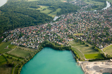Luftaufnahme von Gelände und Abraum- Flächen des Kies- Tagebau Gravière am Baggersee in La Wantzenau im Bundesland Bas-Rhin, Frankreich