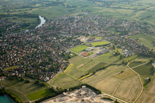Schrägluftbild von Gelände und Abraum- Flächen des Kies- Tagebau Gravière am Baggersee in La Wantzenau im Bundesland Bas-Rhin, Frankreich