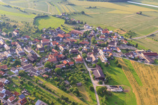 Grasweg im Ortsteil Linx in Rheinau im Bundesland Baden-Württemberg, Deutschland