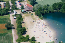 Badegästen an Strand und Uferbereich des Badesee Johanneswiese im Naherholungsgebiet Johanneswiese in Jockgrim in Jockgrim im Bundesland Rheinland-Pfalz, Deutschland