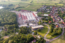 Gebäude und Produktionshallen auf dem Werksgelände WeberHaus GmbH & Co. KG im Ortsteil Linx in Rheinau im Bundesland Baden-Württemberg, Deutschland von oben