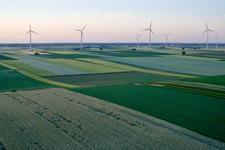 Windkraftanlagen Richtung Bellheim in Rülzheim im Bundesland Rheinland-Pfalz, Deutschland