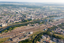 Schienen- und Gleisstrecken auf den Abstellgleisen und Rangierstrecken des Rangierbahnhofes und Güterbahnhofes der französischen Bahn an der Mosel in Thionville in Grand Est in Yutz im Bundesland Moselle, Frankreich