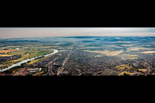 Panorama der Ortschaft an den Fluss- Uferbereichen der Mosel in Yutz in Grand Est im Bundesland Moselle, Frankreich