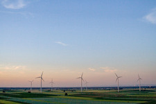 Windenergieanlagen ( WEA ) - Windräder- auf einem Feld Herxheimweyher im Bundesland Rheinland-Pfalz, Deutschland