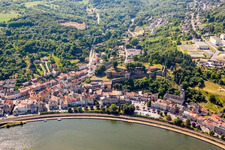 Dorfkern mit Festungsruine Sierck an den Fluss- Uferbereichen der Mosel in Sierck-les-Bains in Grand Est im Bundesland Moselle, Frankreich
