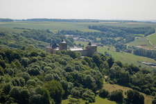 Luftaufnahme von Manderen, Château Mensberg im Bundesland Moselle, Frankreich