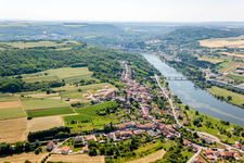 Dorfkern an den Fluß- Uferbereichen der Mosel in Contz-les-Bains in Grand Est im Bundesland Moselle, Frankreich