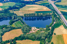 Baggersee an der B9 in Rheinzabern im Bundesland Rheinland-Pfalz, Deutschland