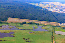 Ein der ersten Photovoltaikfarmen auf Ackerland im Ortsteil Oberhausen in Oberhausen-Rheinhausen im Bundesland Baden-Württemberg, Deutschland