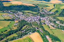 Dorf - Ansicht am Rande von landwirtschaftlichen Feldern und Nutzflächen in Mengerschied im Bundesland Rheinland-Pfalz, Deutschland
