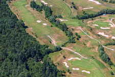 Drohnenaufname von Gelände des Golfplatz Golfanlage Landgut Dreihof in Essingen im Bundesland Rheinland-Pfalz, Deutschland