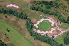 Gelände des Golfplatz Golfanlage Landgut Dreihof in Essingen im Bundesland Rheinland-Pfalz, Deutschland aus der Drohnenperspektive